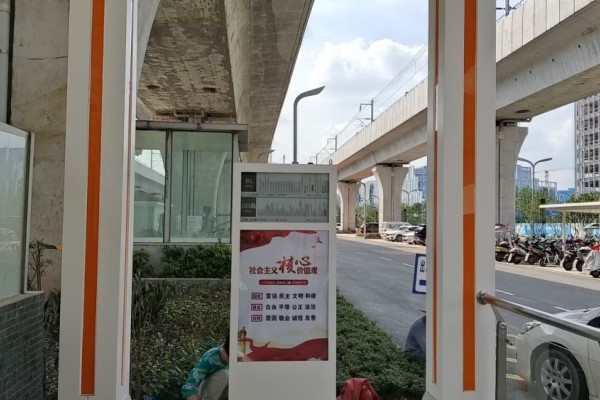 四川成都32寸墨水屏电子站牌