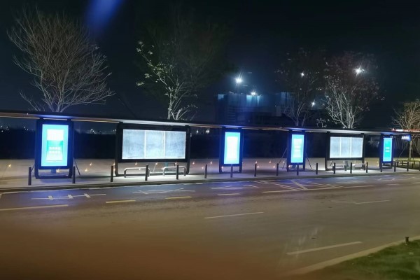 5G赋能智能候车亭：实时数据交互的新篇章‌